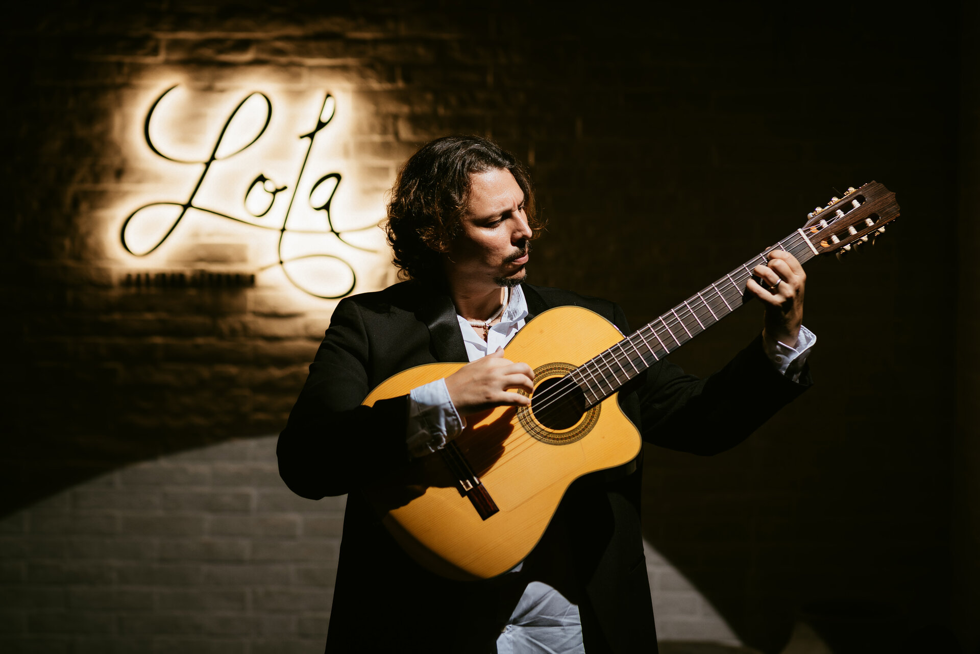 Chicho, guitarra en mano, lleva la pasión del flamenco a las noches de Dubai. (Cedida)