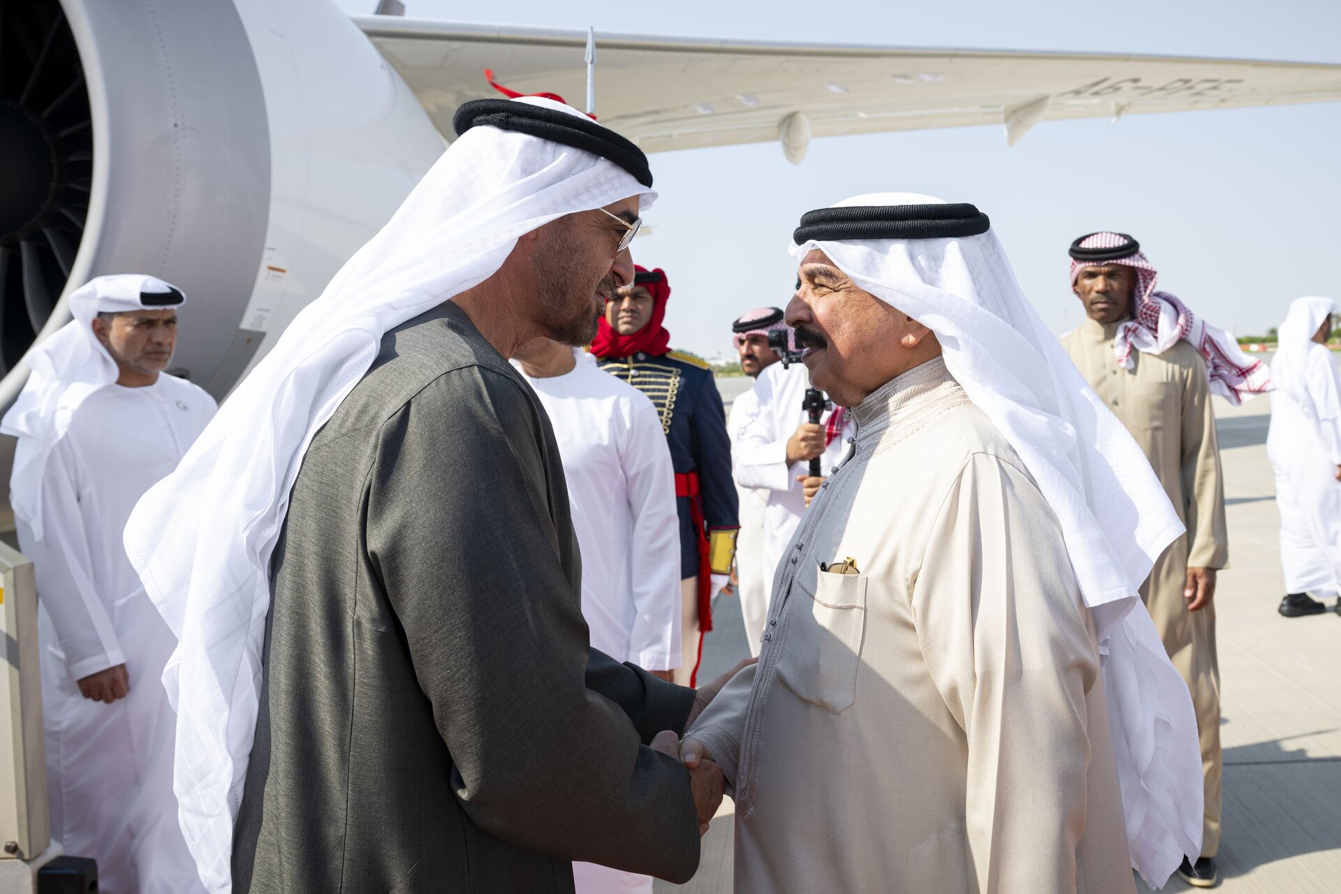 El presidente de EAU es recibido por el rey de Bahréin. (WAM)