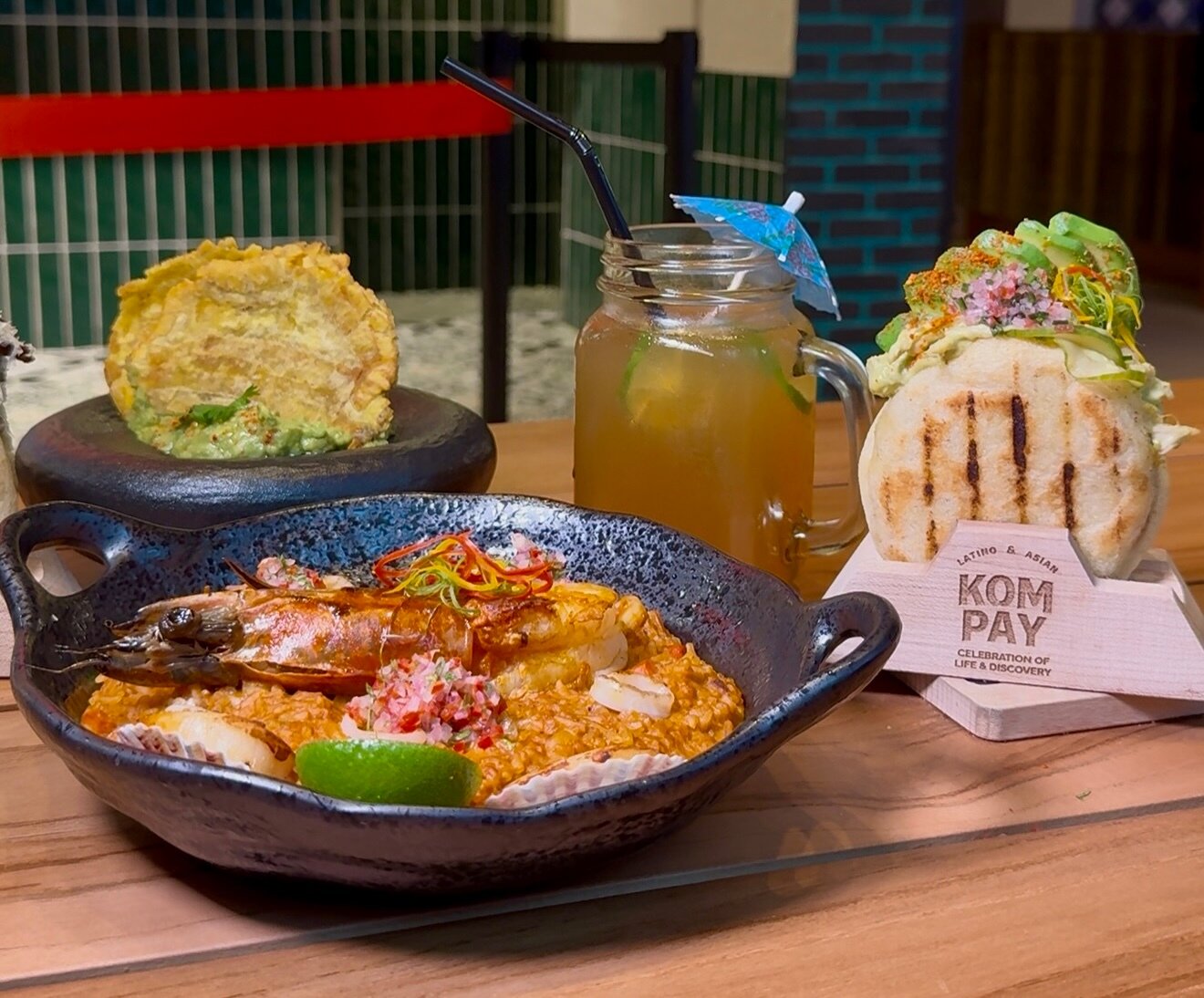 Platos auténtico y bebida típica del restaurante. (Cedida)