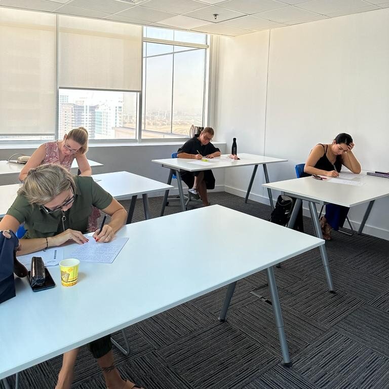 Alumnas de una edición anterior realizando el examen final del curso de Formación de profesores en UCAM. (EL CORREO)