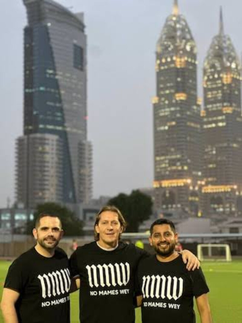 Míchel Salgado, con los rascacielos de Dubai como telón de fondo. (Fuente externa)