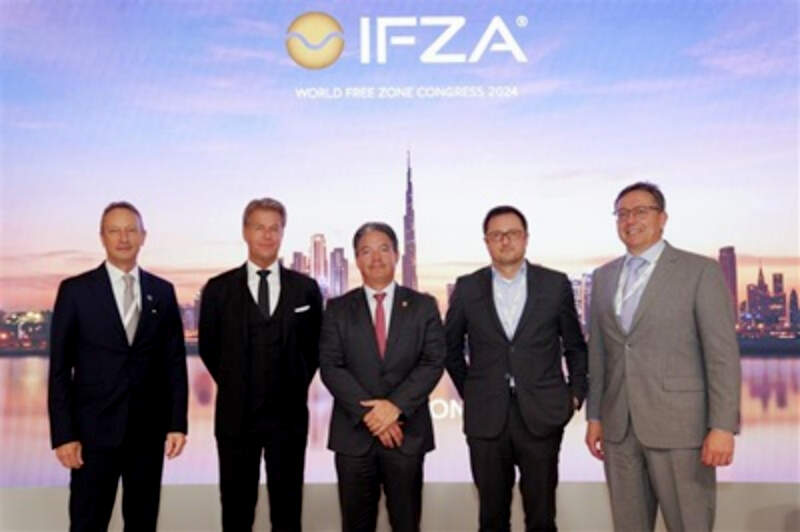 Foto de familia tras el histórico acuerdo para la puesta en marcha de la dubaití zona franca de IFZA en Panamá. (Cedida)