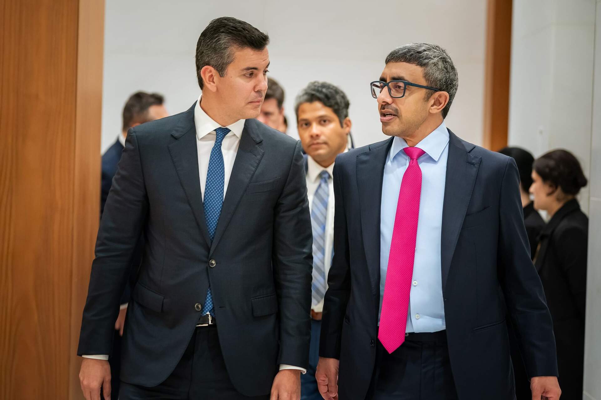 El jeque Abdullah bin Zayed Al Nahyan -derecha- camina junto a Santiago Peña, presidente de la República de Paraguay. (WAM)