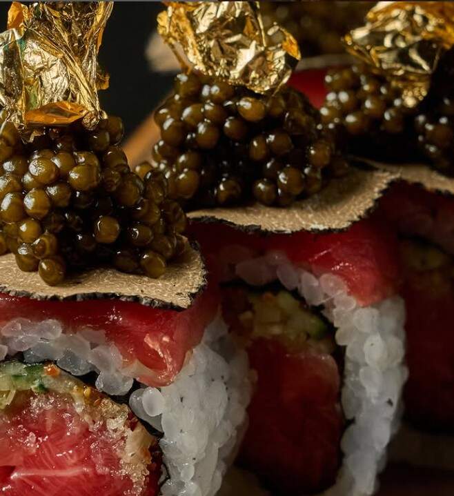 Toro, akami, trufa negra, coronado con caviar Kaluga o Beluga. (Instagram)