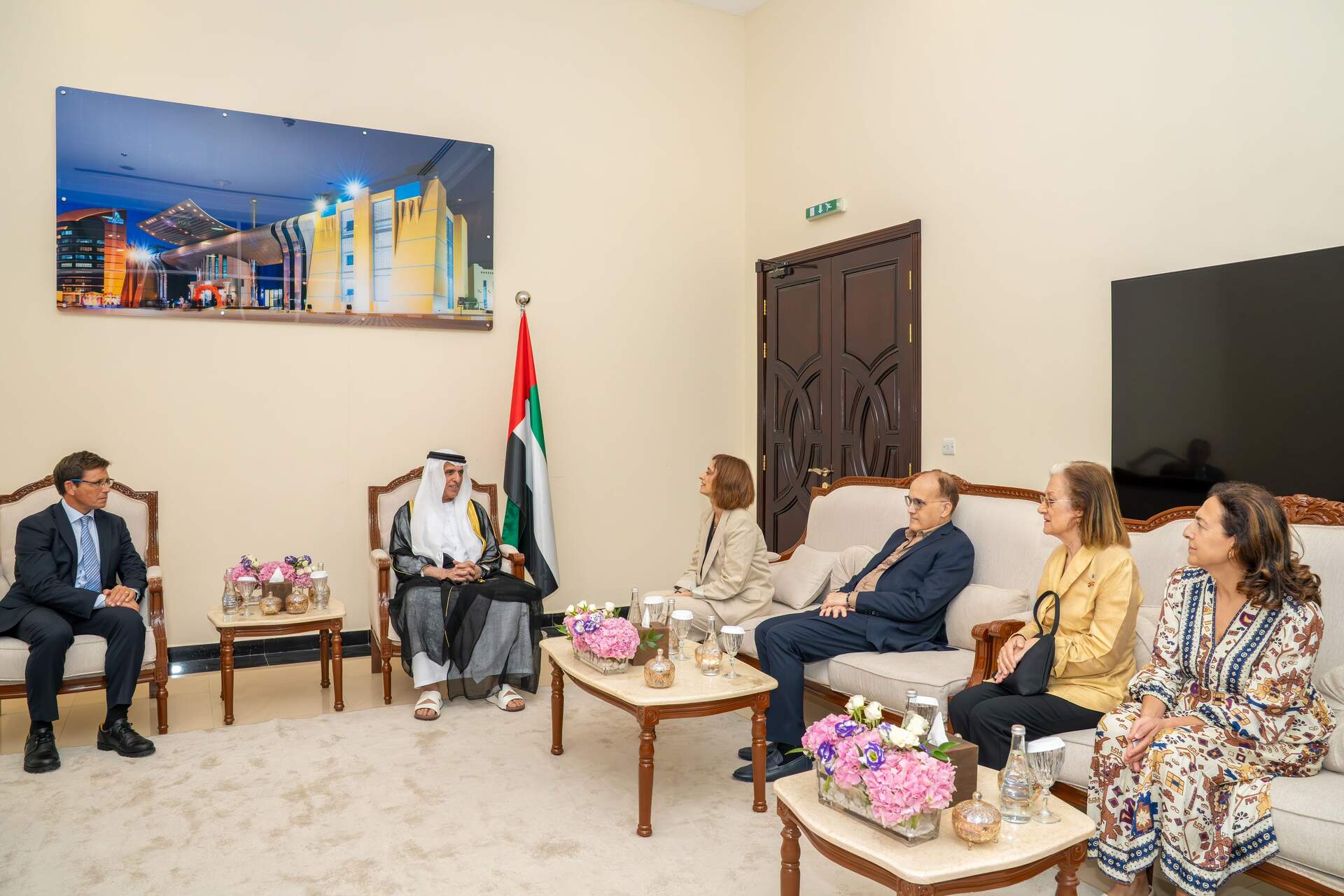 Reunión del jeque Saud bin Saqr Al Qasimi con las personalidades que asistieron en Ras Al Khaimah a la proyección del documental 'Los constructores de la Alhambra'. (WAM)