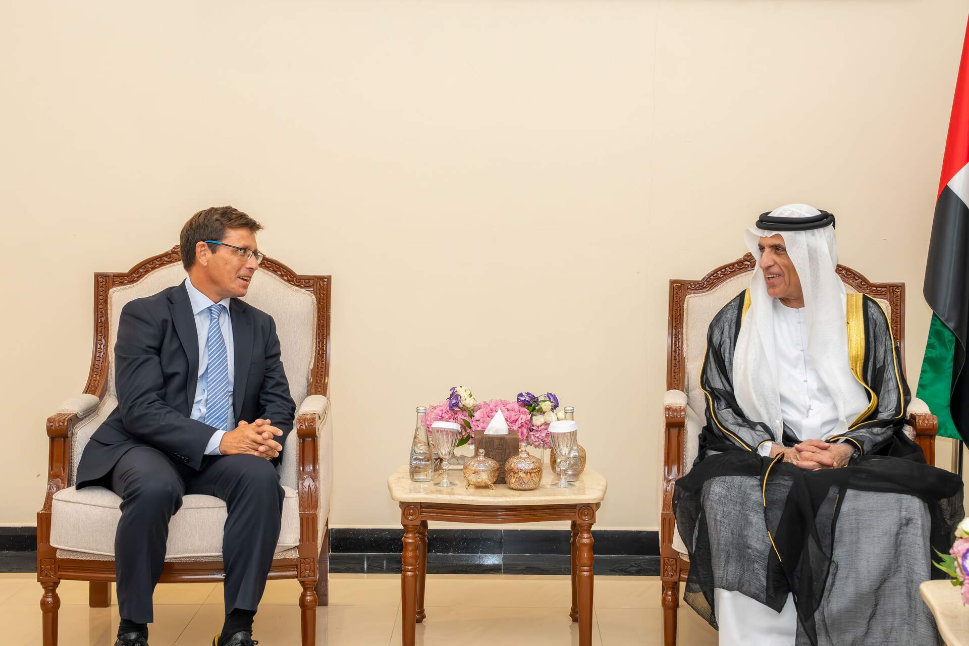 El jeque Saud bin Saqr Al Qasimi, durante el encuentro con el embajador de España en Emiratos Árabes Unidos, Emilio Pin Godos. (WAM)