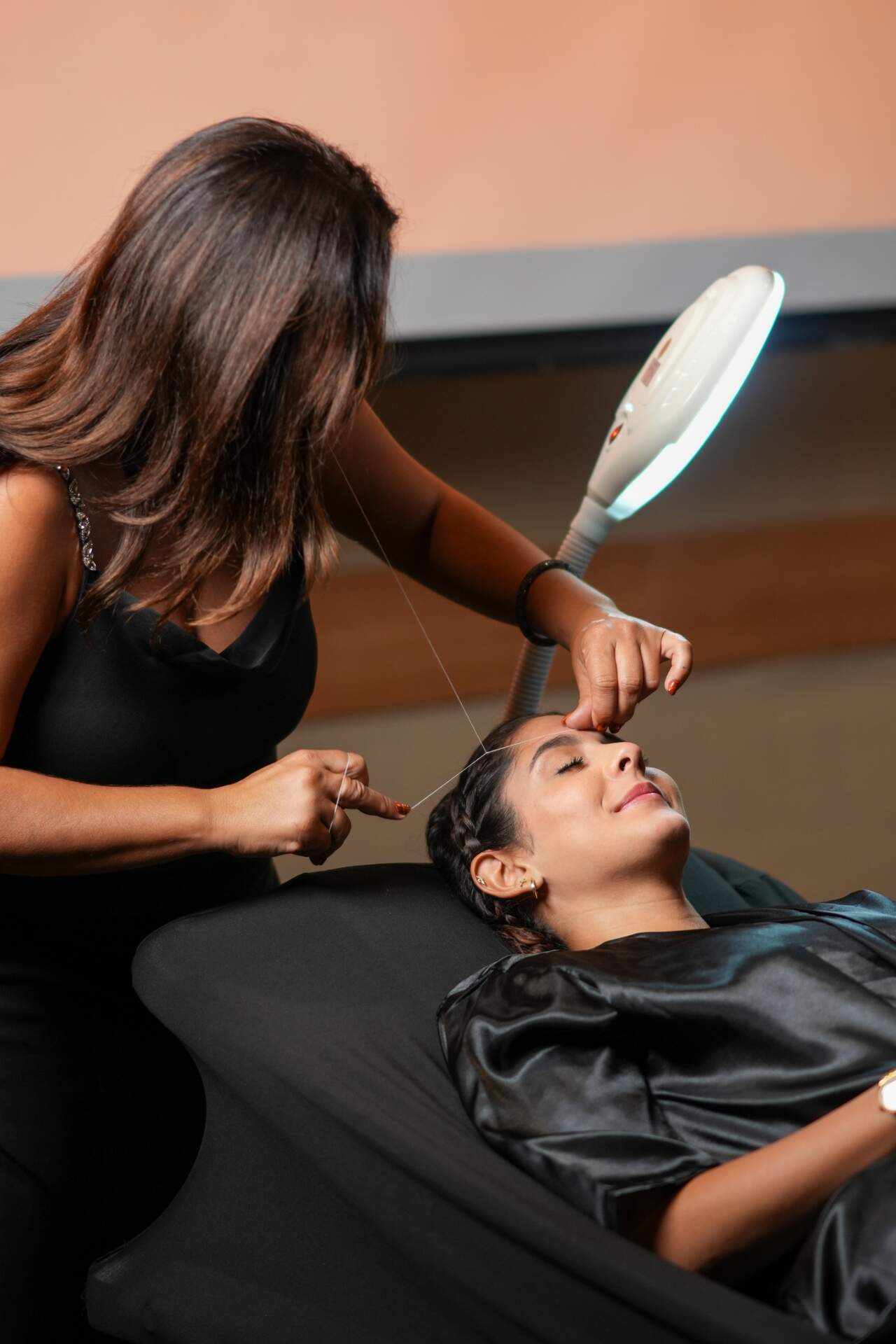Vanesa Rivas realizando una demostración de sus tratamientos. (Cedida)