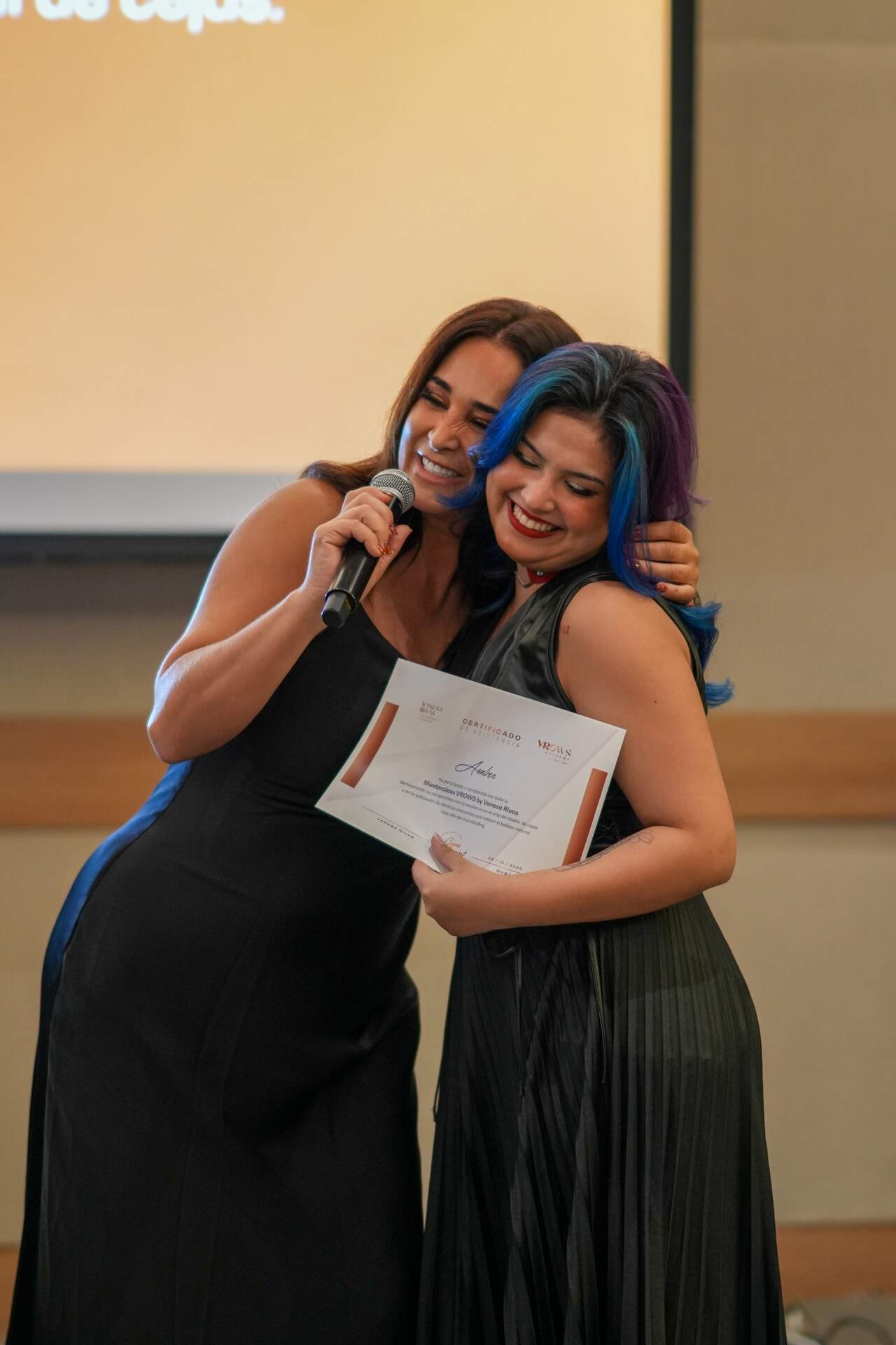 La maestra de cejas entregando los certificados a las asistentes. (Cedida)