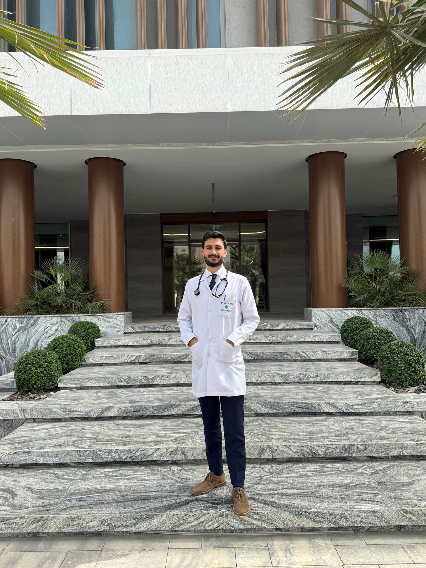 El doctor Díaz ante la clínica Quirón en Dubai. (Cedida)