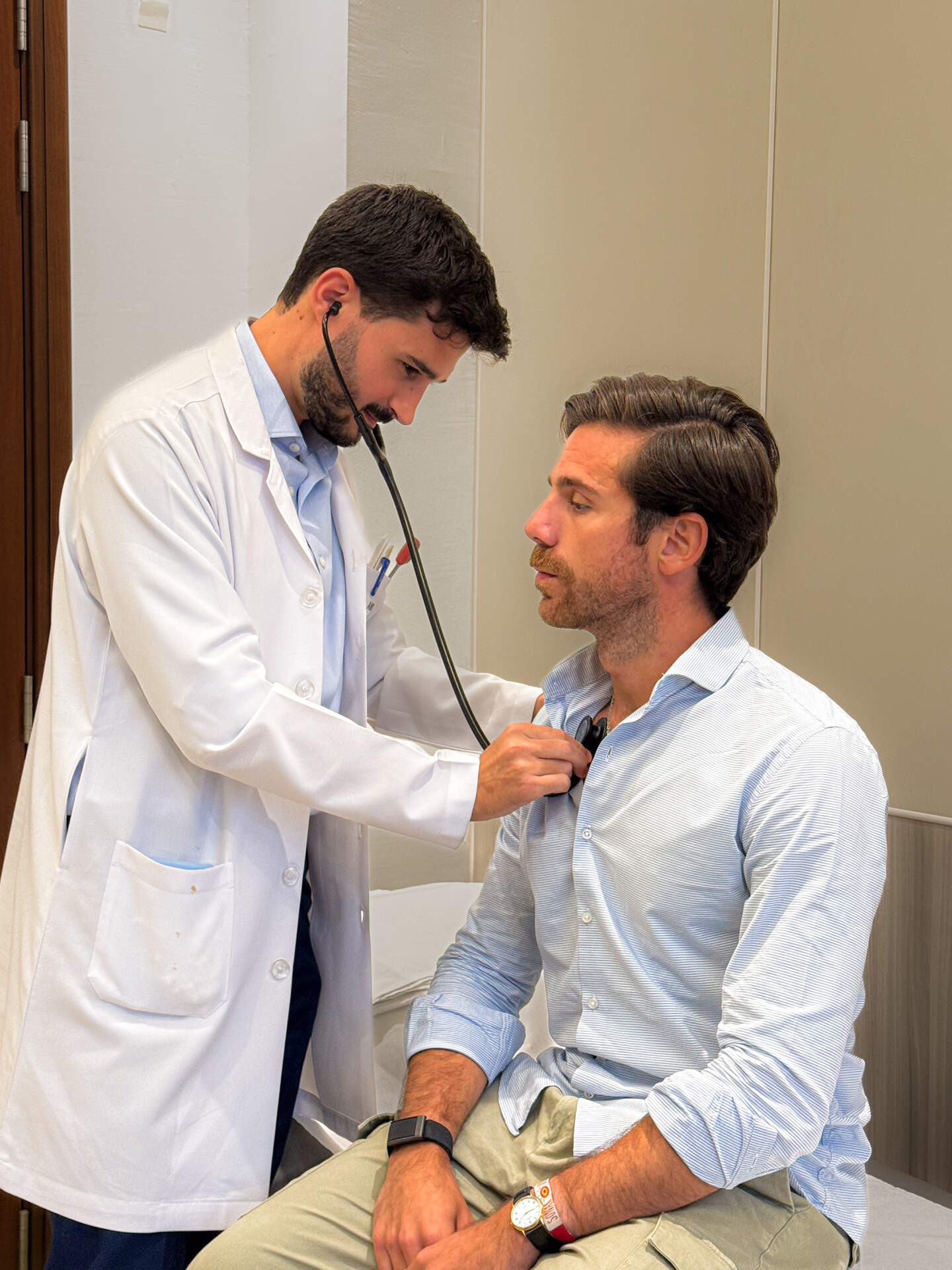 El doctor reconociendo a un paciente. (Cedida)