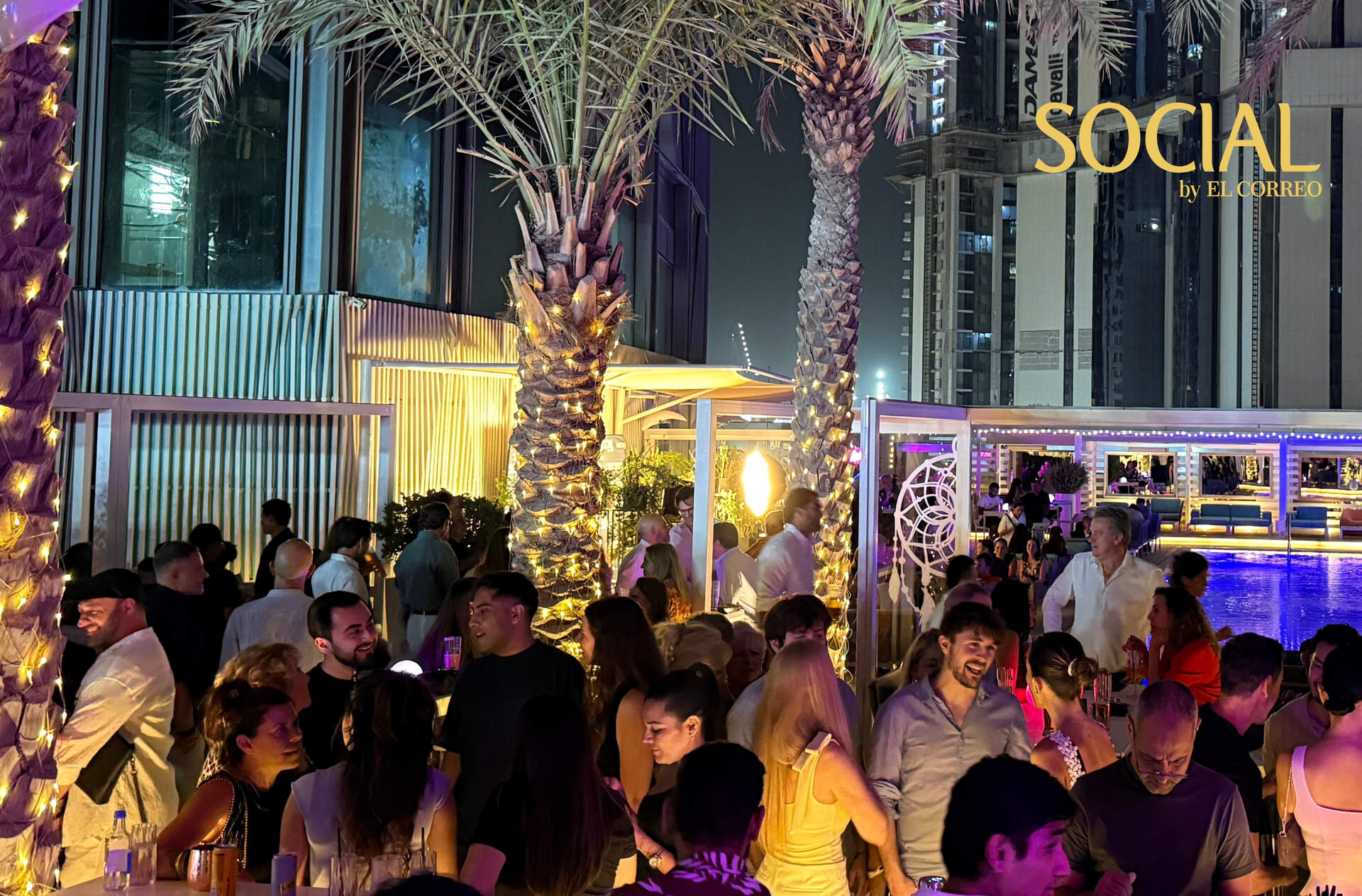 La comunidad hispana reunida en el COCO LOUGE Rooftop. (EL CORREO)