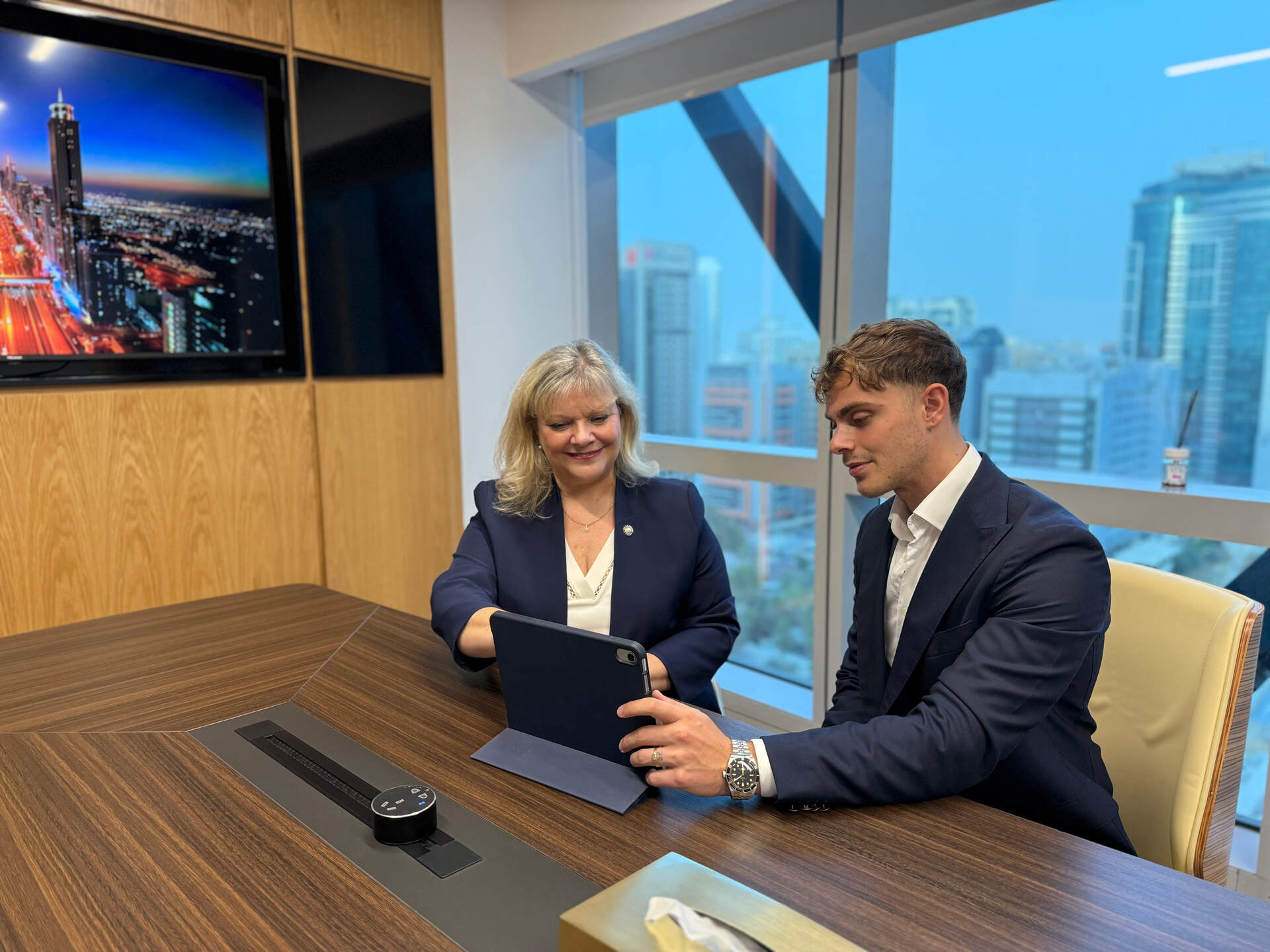 Gabriela Schneir y su hijo Max Pompas, en su oficina en Dubai. (EL CORREO)