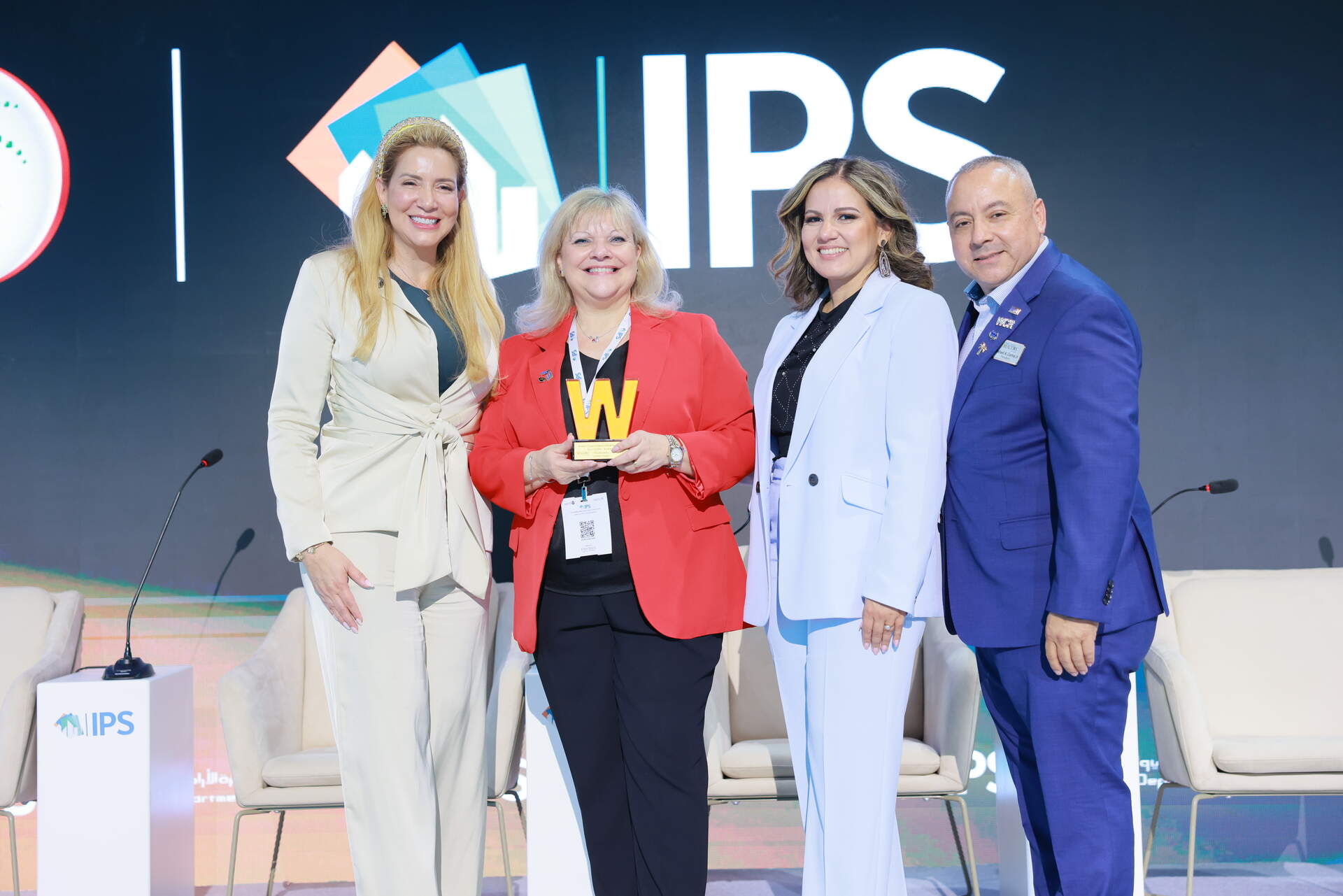 Gabriela Schneir recibiendo reconocimiento por su labor. (Cedida)