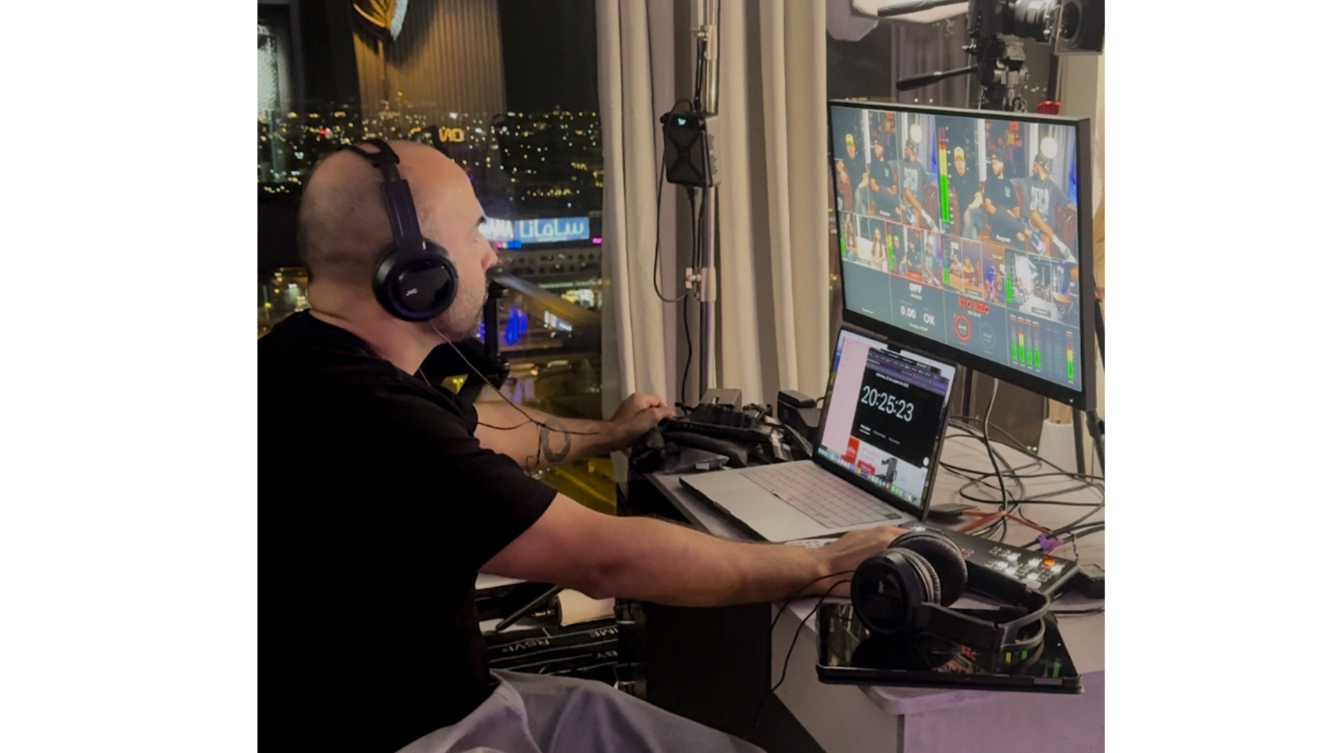 Leo Reyes dirigiendo una producción en el estudio. (Cedida)