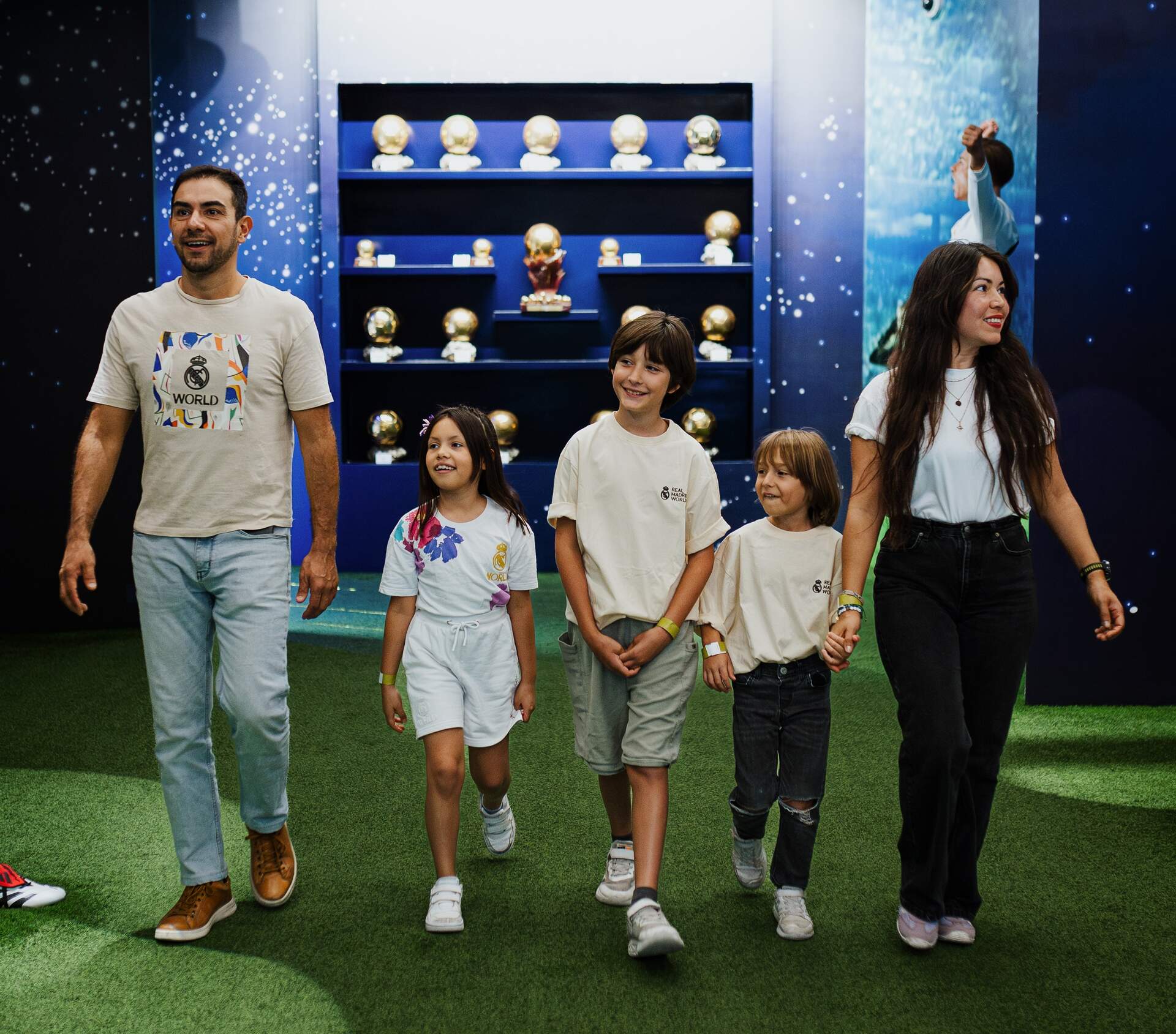 Una familia explora la historia del club (Cedida).