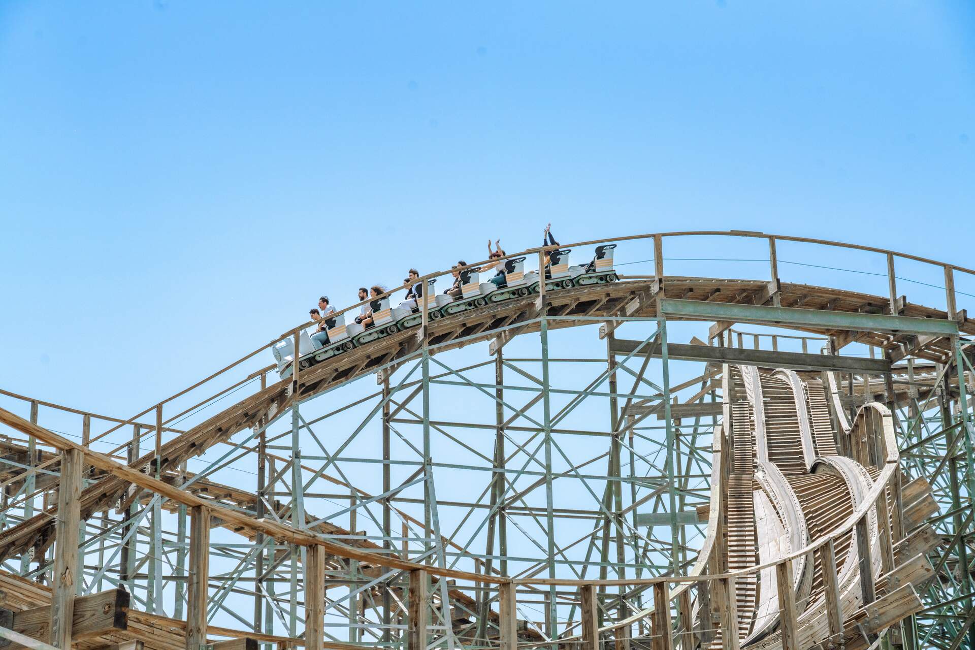 Visitantes disfrutando de la Hala Madrid Coaster (Cedida).