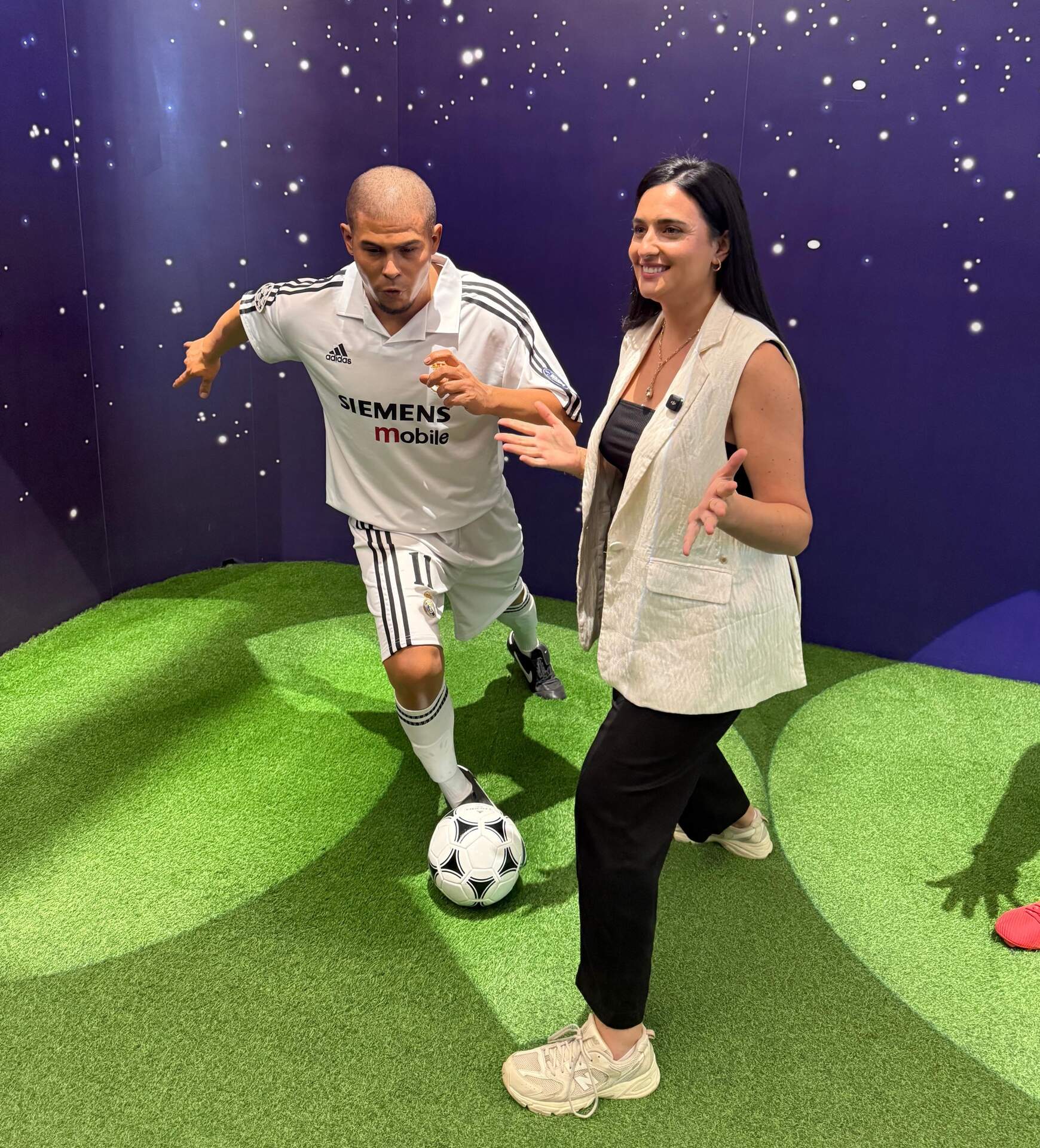 Aficionada posando junto a la figura hiperrealista de Ronaldo (Propia).