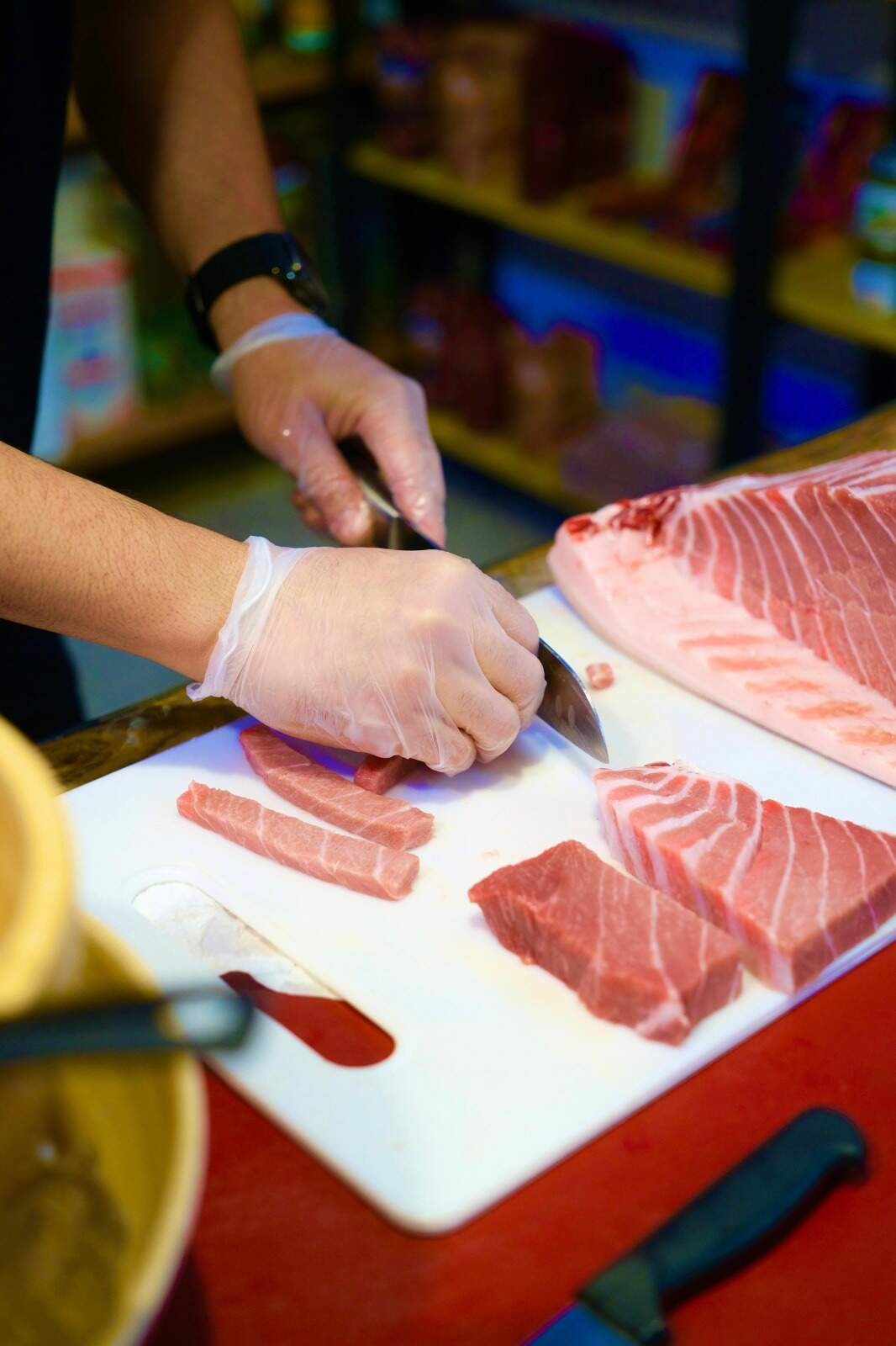Chef cortando una punta de ventresca de atún rojo salvaje de almadraba ASASE. (Cedida)