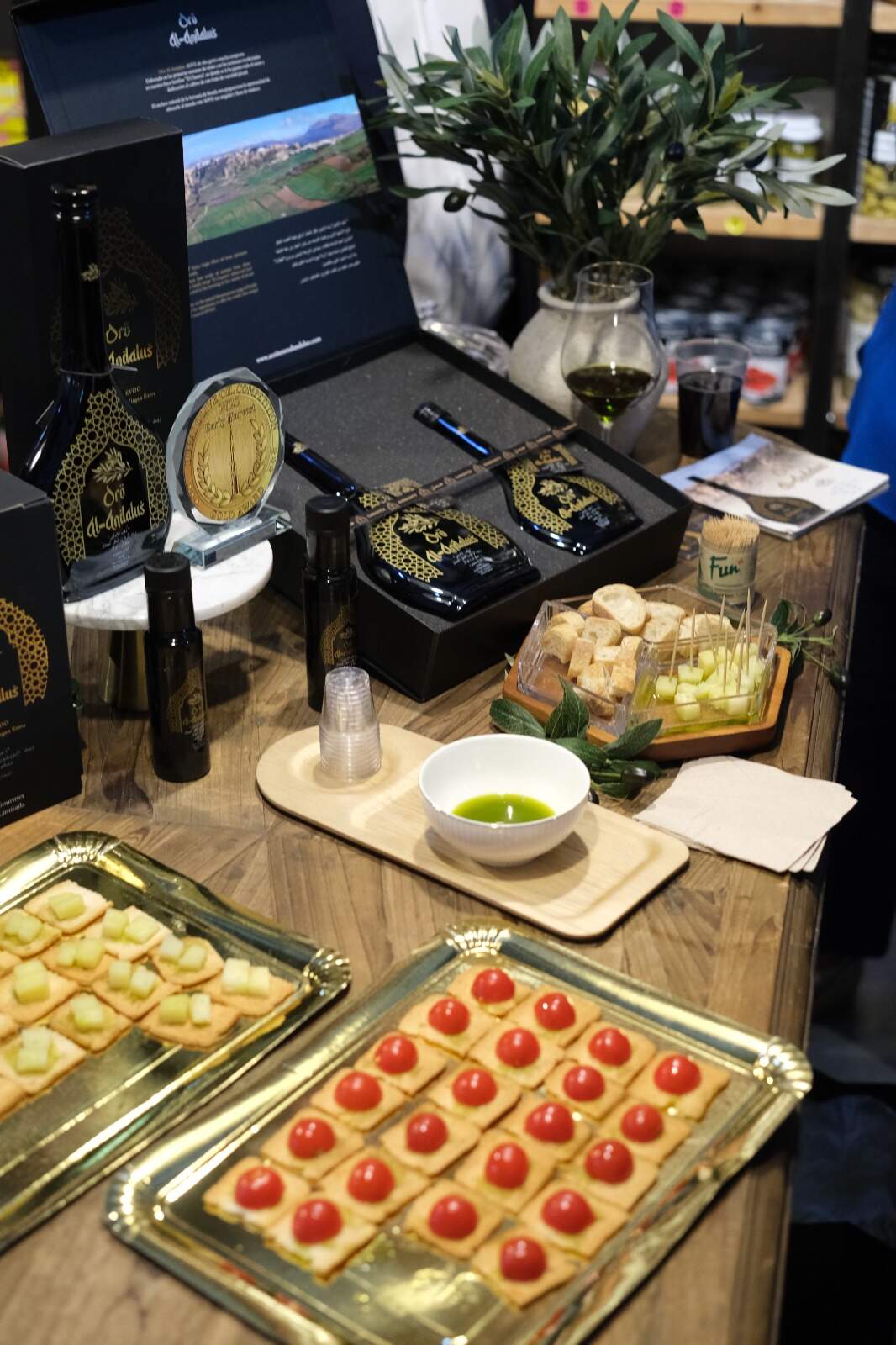 Aperitivo para degustar el aceite Al-Andalus. (Cedida)
