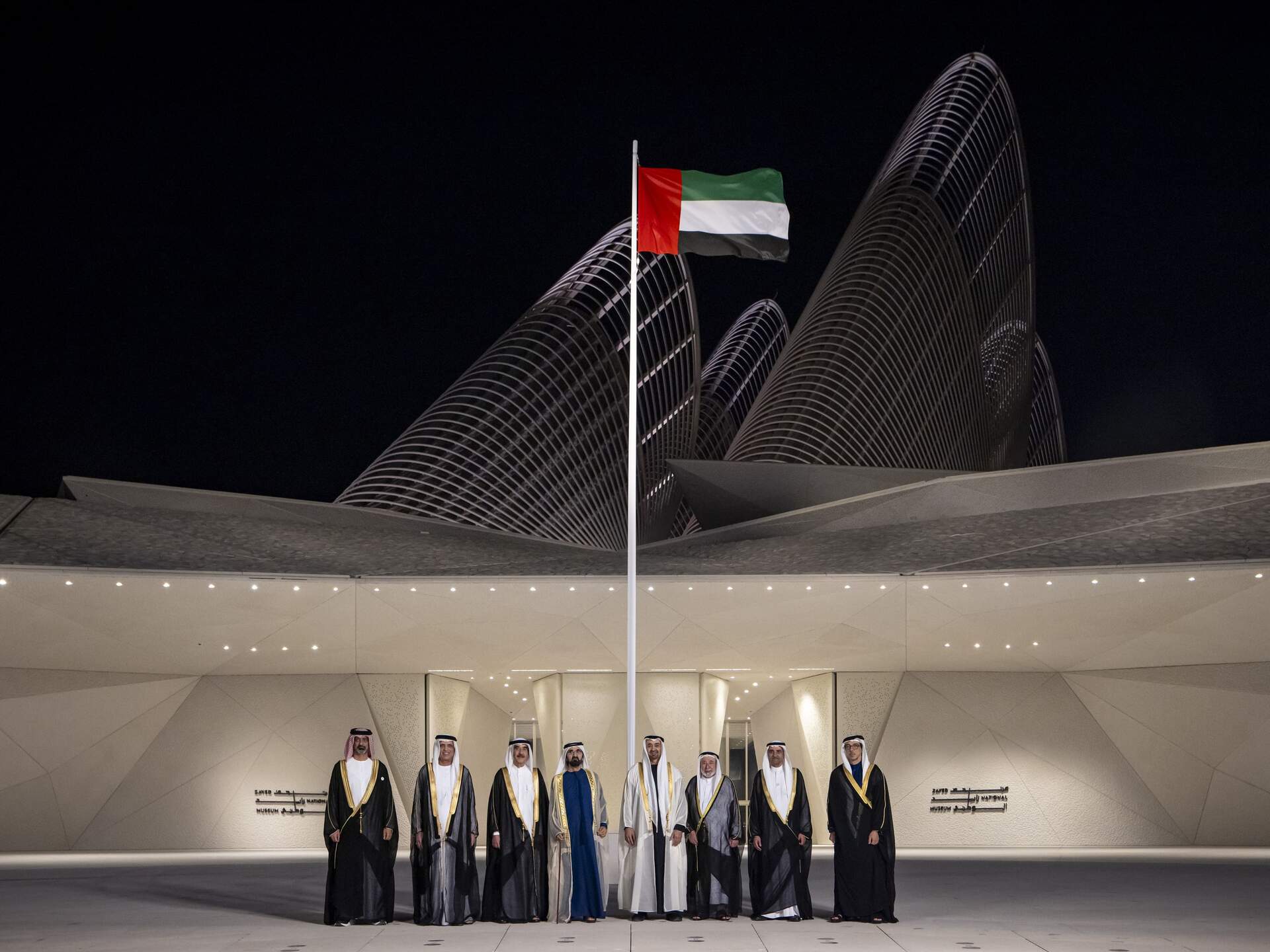 El presidente de EAU y los gobernantes de emiratos ante el Museo Zayed en Abu Dhabi. (WAM)