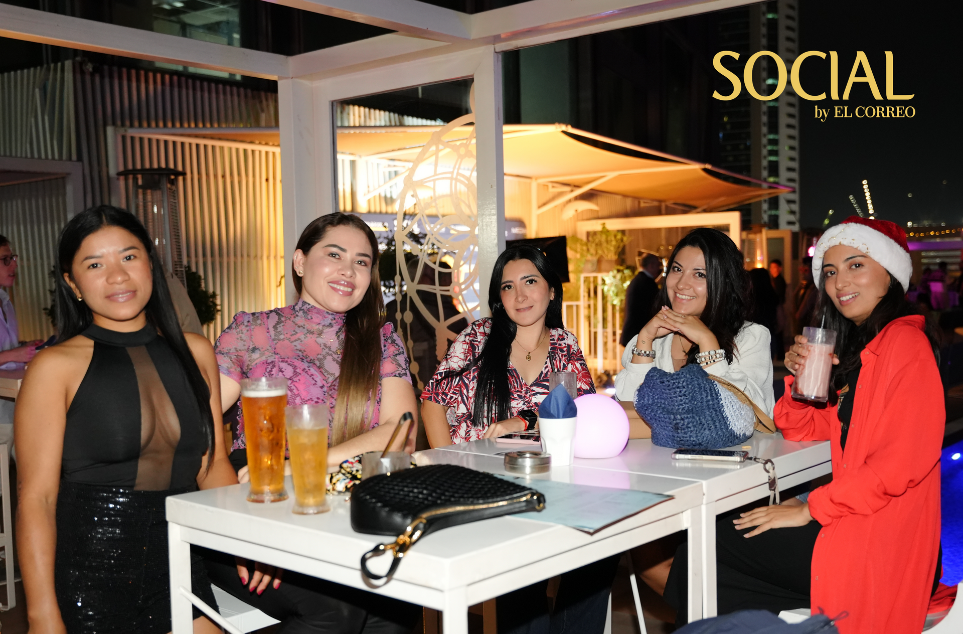 Grupo de amigas celebrando en SOCIAL. (EL CORREO)