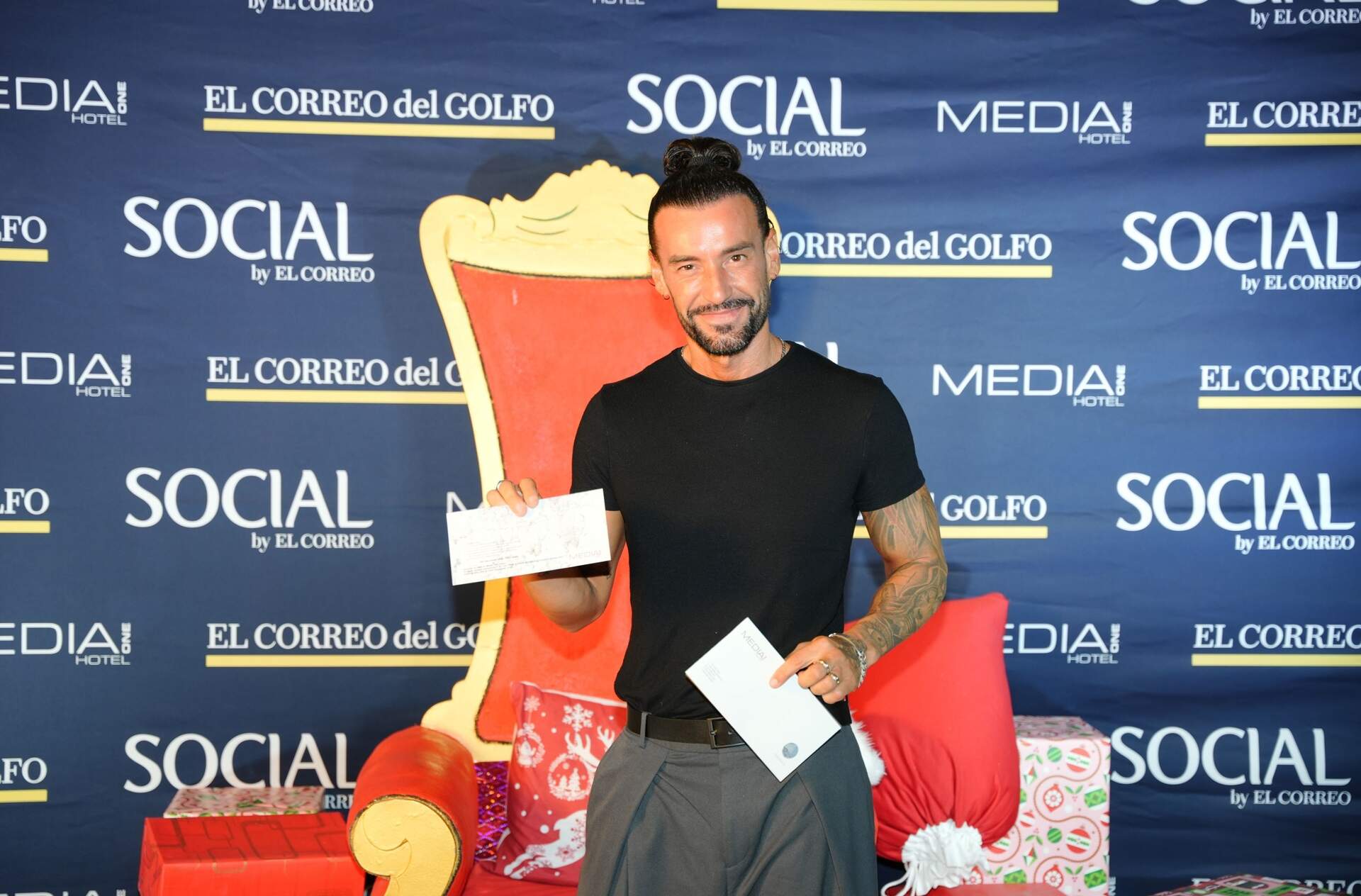 Ganador de uno de los premios del Media One Hotel. (EL CORREO)