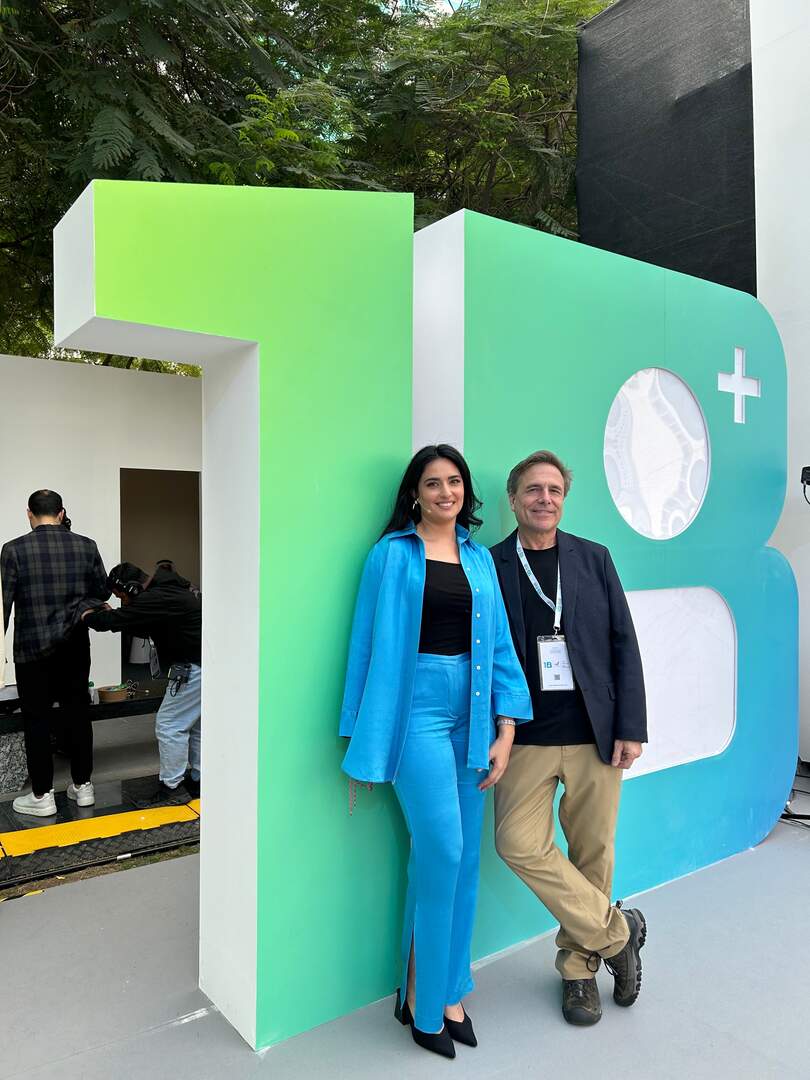 Laura Roche junto al creador de contenido Jim Louderback. (Cedida)