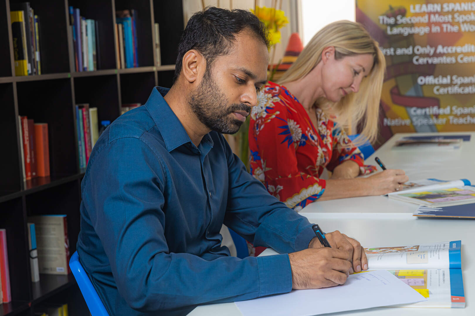 Alumnos en el aula realizando actividades (CEDIDA).