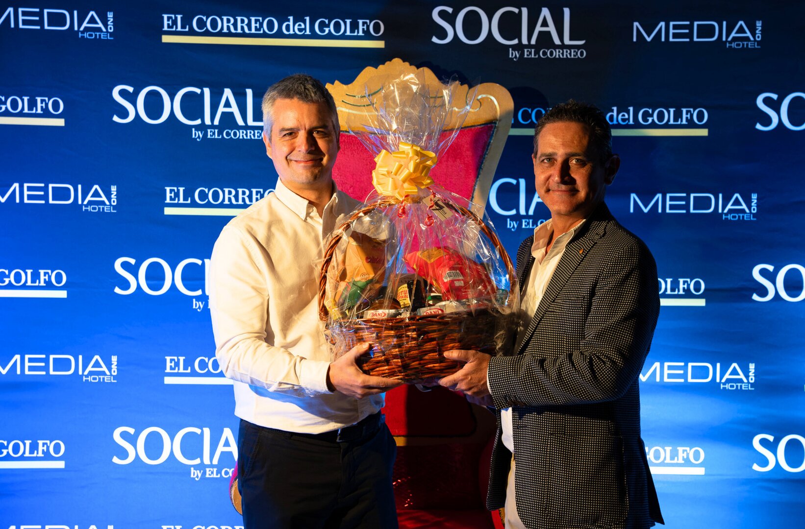 La Despensa entrega su cesta de productos especiales al ganador (PROPIA).