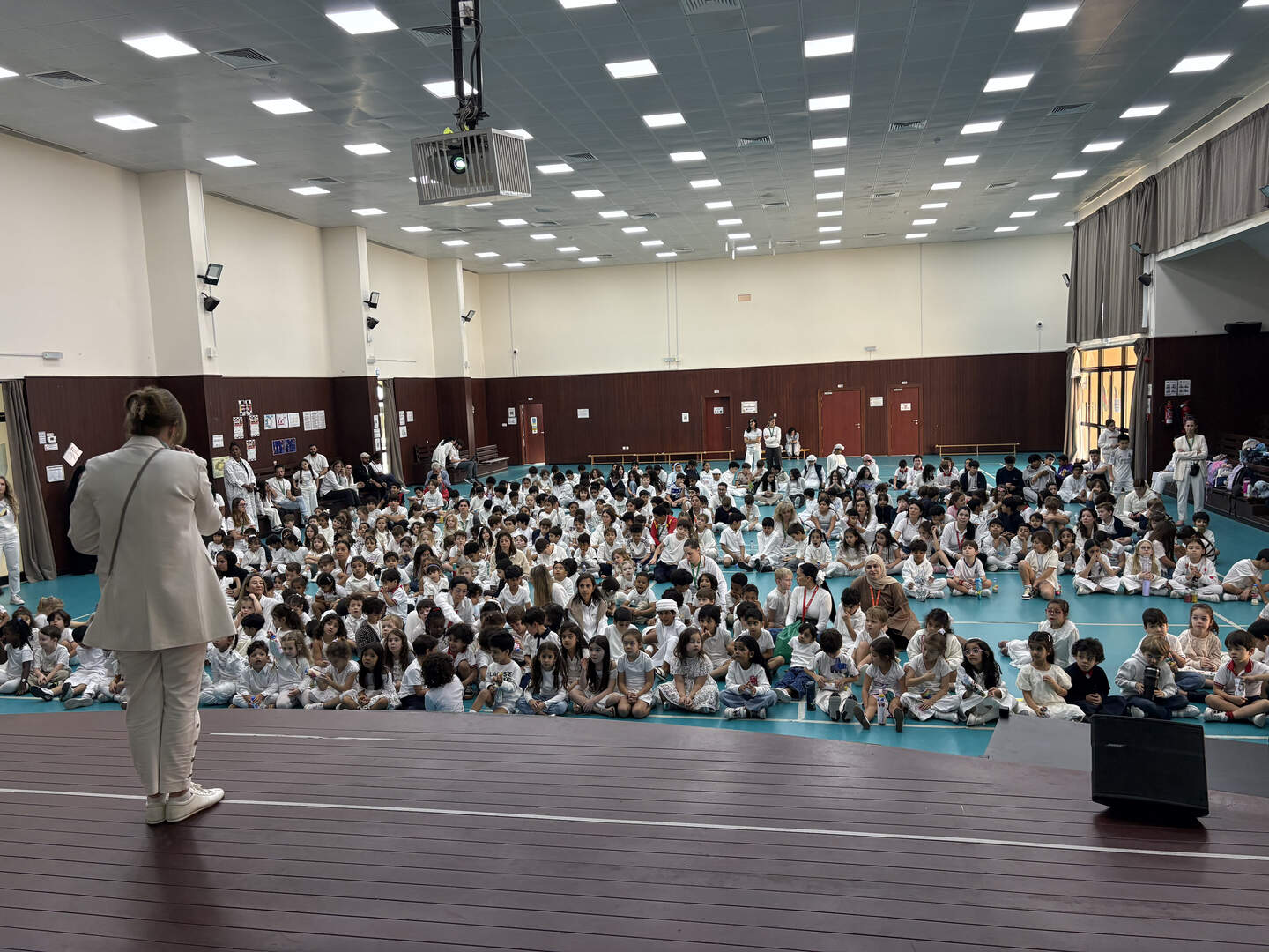 La directora de SSAD -de espaldas- interviene ante alumnos y profesores durante el Día Escolar de la Paz y la No Violencia. (Cedida)