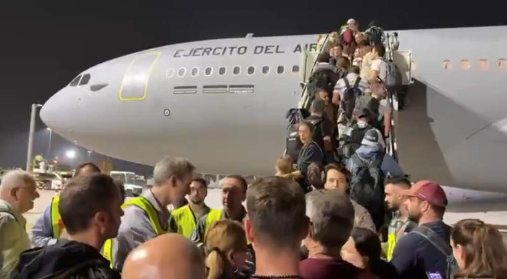 Españoles suben al avión militar para volar rumbo a Madrid. (X)