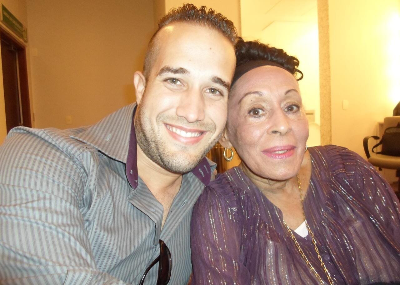 La gran músico cubana Omara Portuondo, exintegrante del  grupo Buena Vista Social Club, junto al músico trompetista  y General Manager del Jass Lounge, Tonatiut Isidrón Zardón. (Cedida)