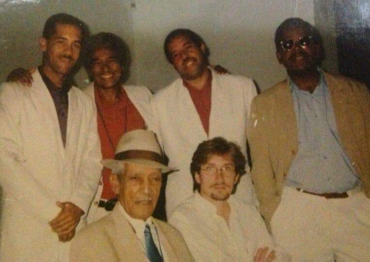 El músico percusionista Gilberto Otero Moncada junto a  "Compay Segundo  y sus Muchachos" en 1997. (Cedida)