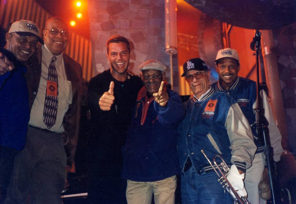 En la foto de derecha a izquierda los músicos Lázaro Villa Morgan, Manuel Guajiro"Mirabal" Ibrahim Ferrer. Ricky Martin Jesús ChuchoValdés Demetrio Muñiz en la entrega de los Premios Grammy 2000. (Cedida)