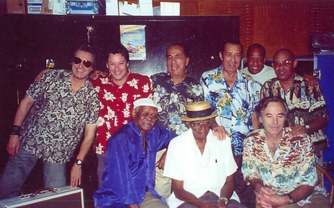 De izquierda a derecha Nick Gold — Productor ejecutivo musical de Buena Vista fundador del sello World Circuit Orlando "Cachaíto", Manuel Galbán,Lázaro Villa, Demetrio Muñiz, Ibrahim Ferrer,músicos de Buena Vista Social Club . Faustino Oramas " el Guayabero"— Cantautor cubano Ry Cooder ( abajo a la.derecha) Fue el Productor e impulsor de Buena Vista Social Club Guitarrista estadounidense colaborador de Los Rolling Stones, Eric Clapton etc. (Cedida)