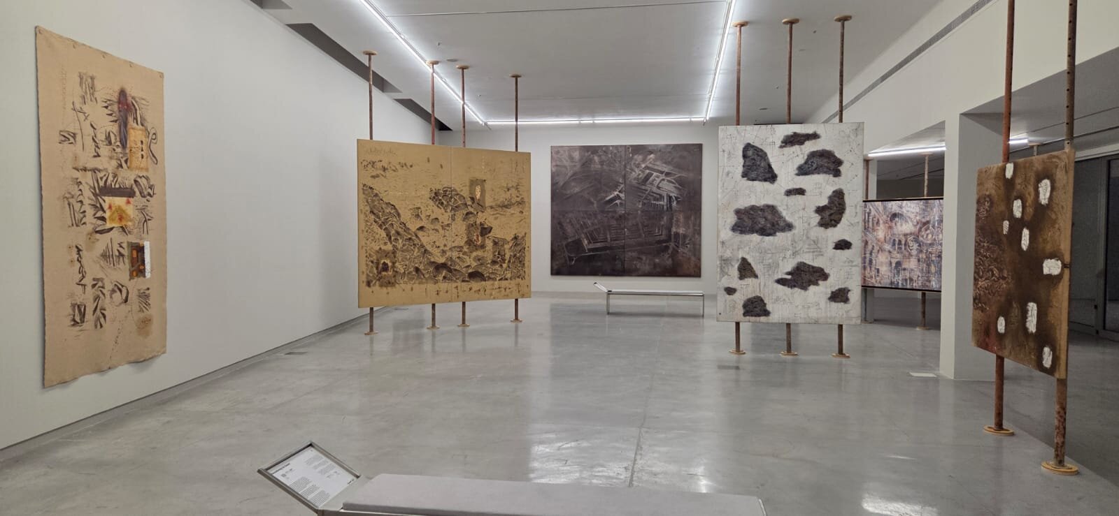 La obra del artista chilena en la sala de Sharjah. (EL CORREO)