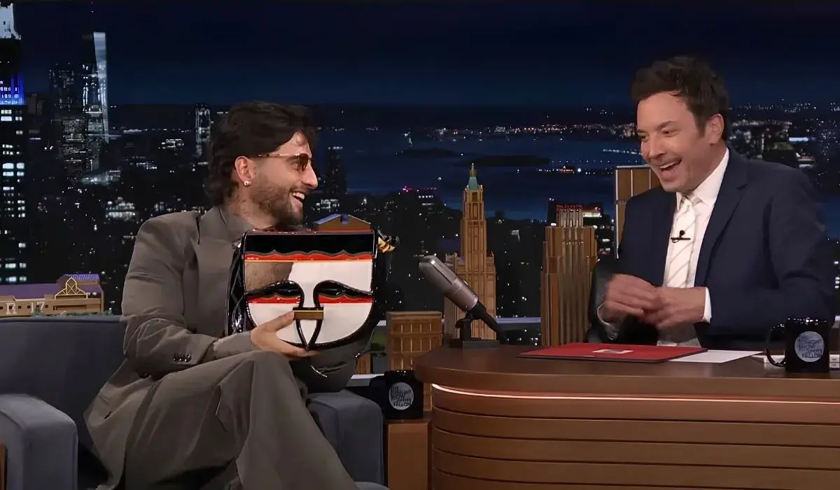 El cantante paisa Maluma recientemente en el programa de Jimmy Fallon en los Estados Unidos ('The Tonight Show'), estuvo mostrando un carriel que al final le regaló al popular presentador. (Fuente externa)