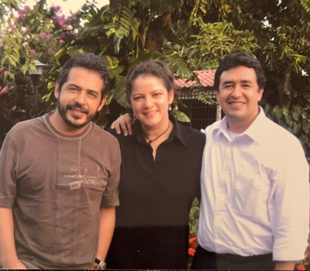 Mario Mendoza -izquierda-, junto a Patricia Mogollón y Dixon Moya, autor de este texto, en Managua en 2007. (Cedida)