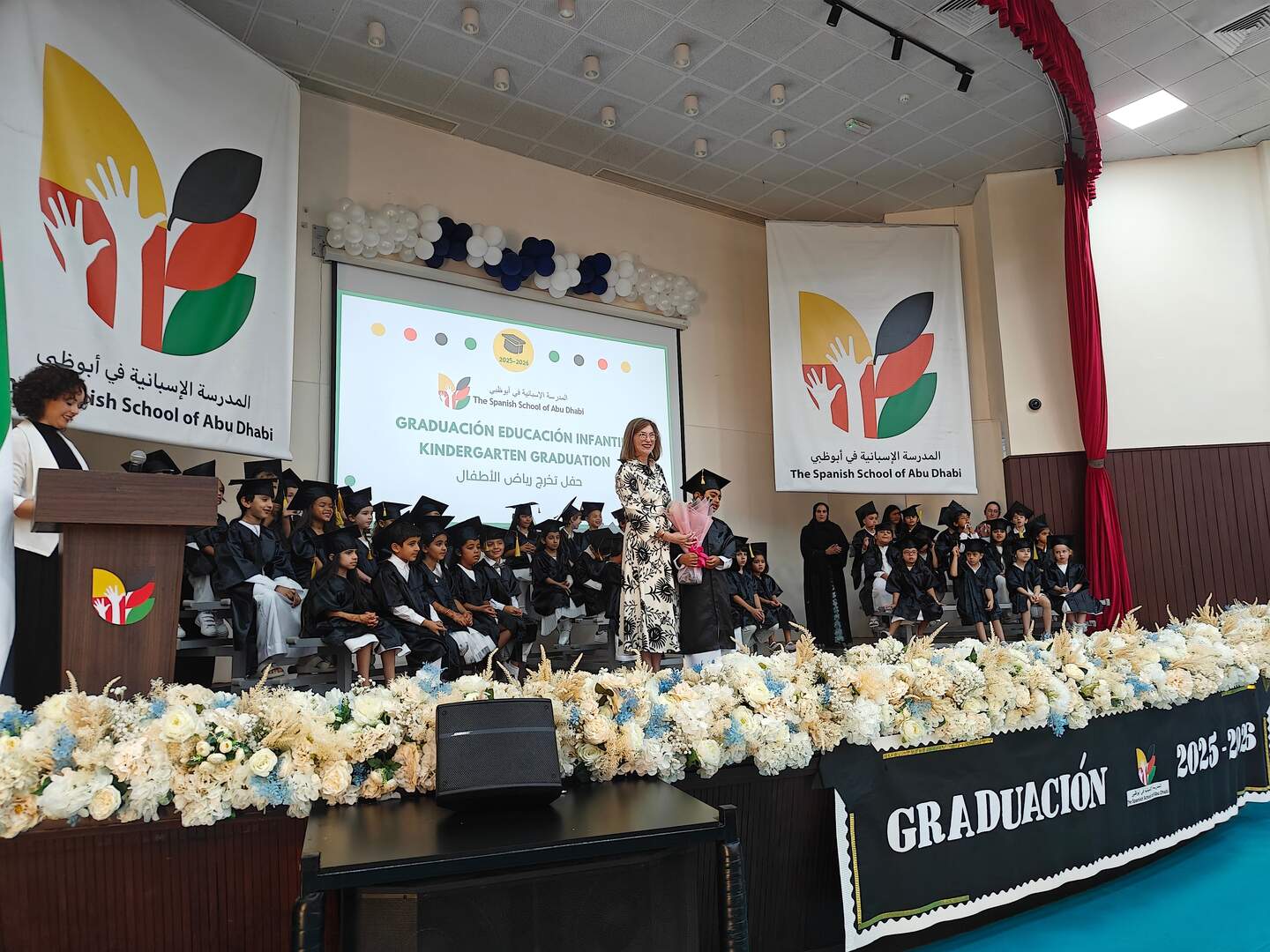 Eva Sánchez, directora de The Spanish School of Abu Dhabi, junto a los graduados. (EL CORREO)