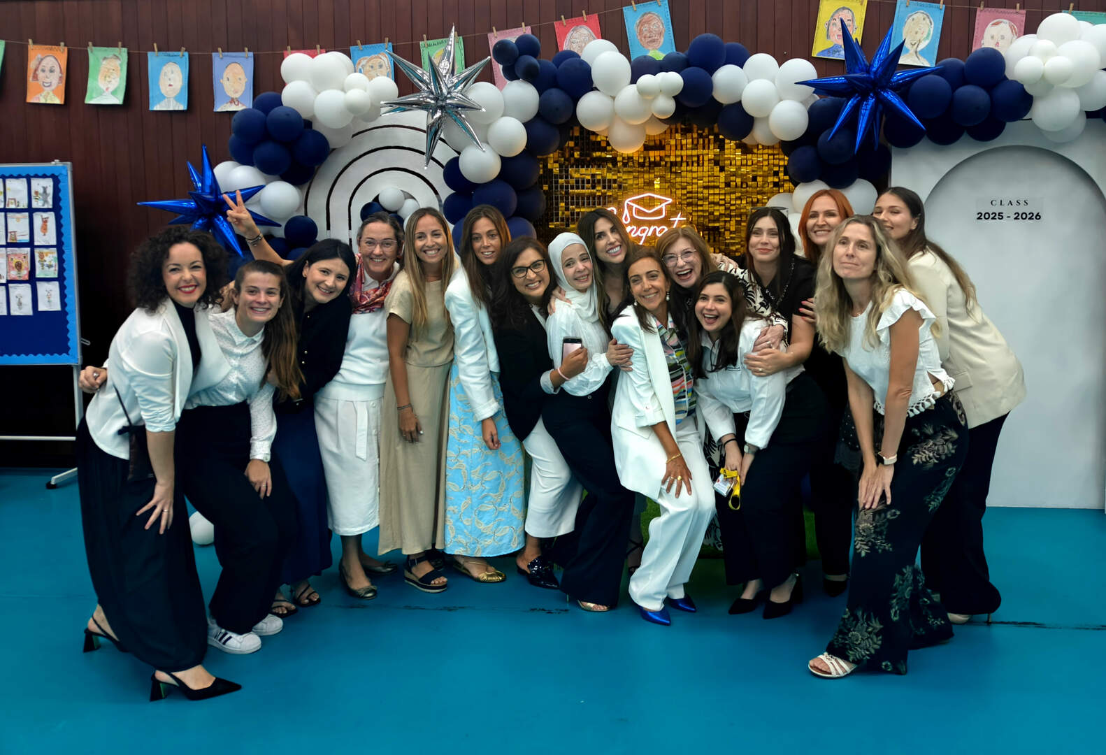 Las profesoras muestran su alegría tras la graduación de los alumnos de Infantil. (EL CORREO)