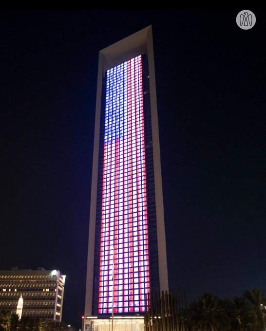 La bandera de EEUU ilumina el edificio Adnoc en Abu Dhabi. (X)