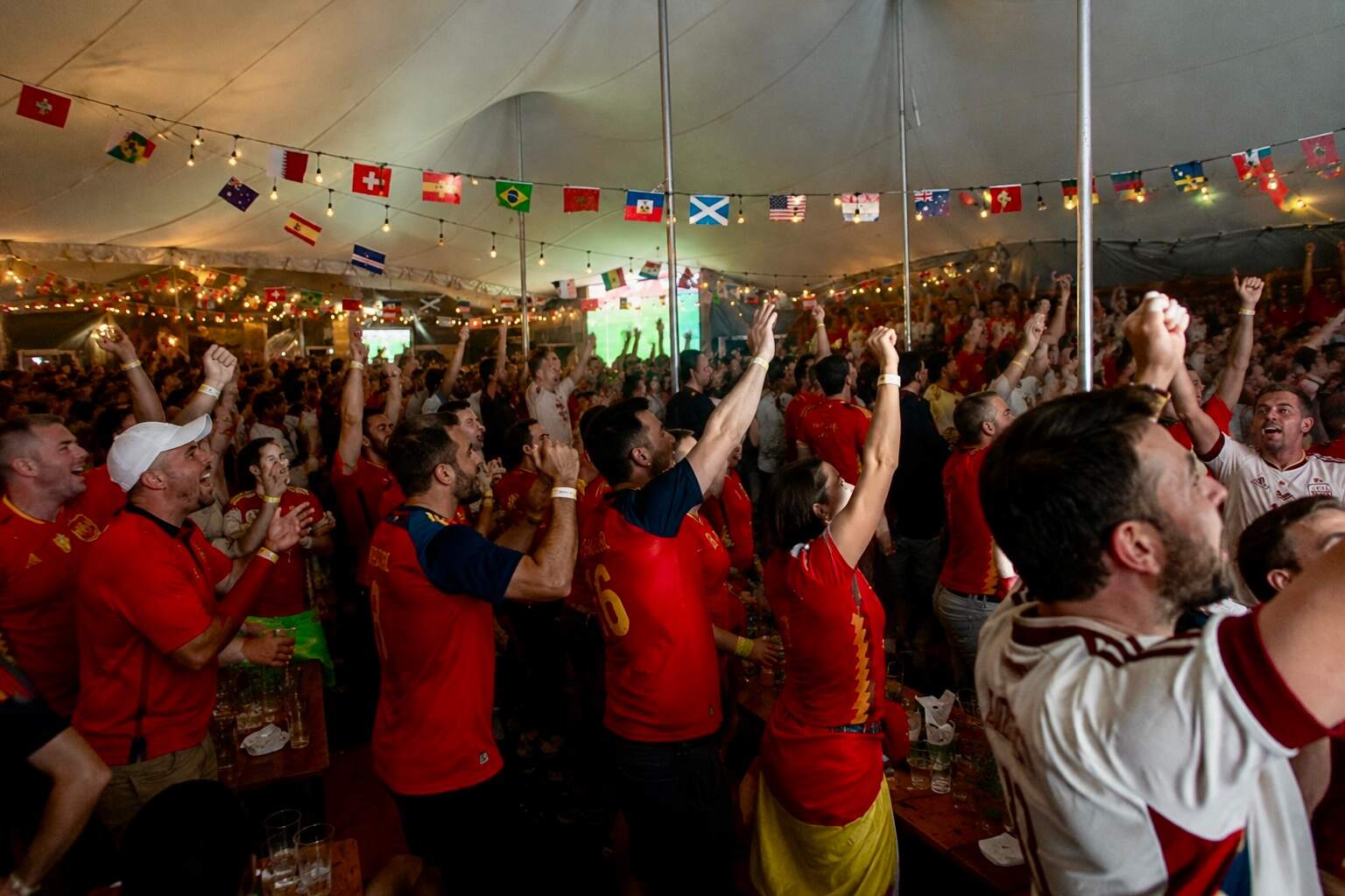 Aficionados celebran la victoria de España en la final de Mundial de Fútbol frente a Argentina. (Fuente externa)