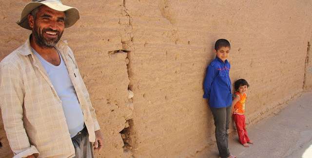 Un afgano junto a sus hijos en Irán. (Rafael González García de Cosío)