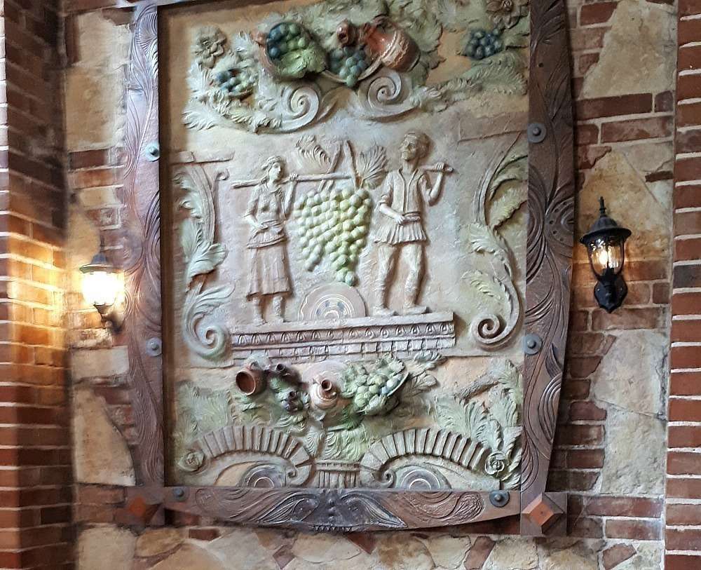 El dios Baco preside los rincones de la bodega Tikvesh en Macedonia. (Rafael González García de Cosío)