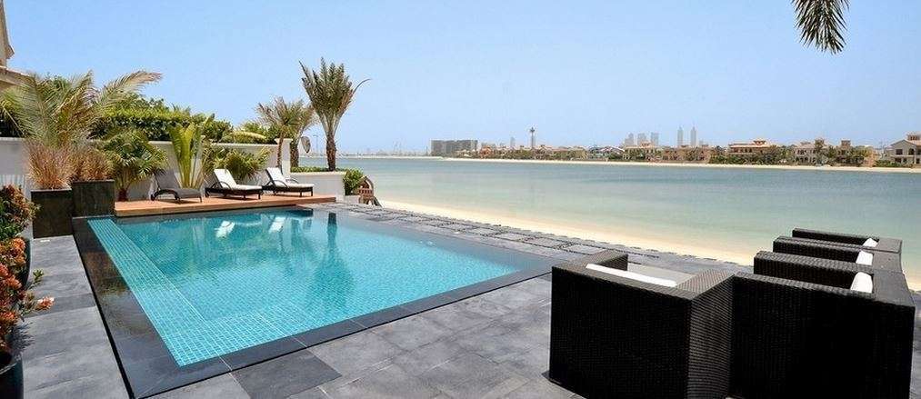 La piscina se encuentra a la orilla de la playa.