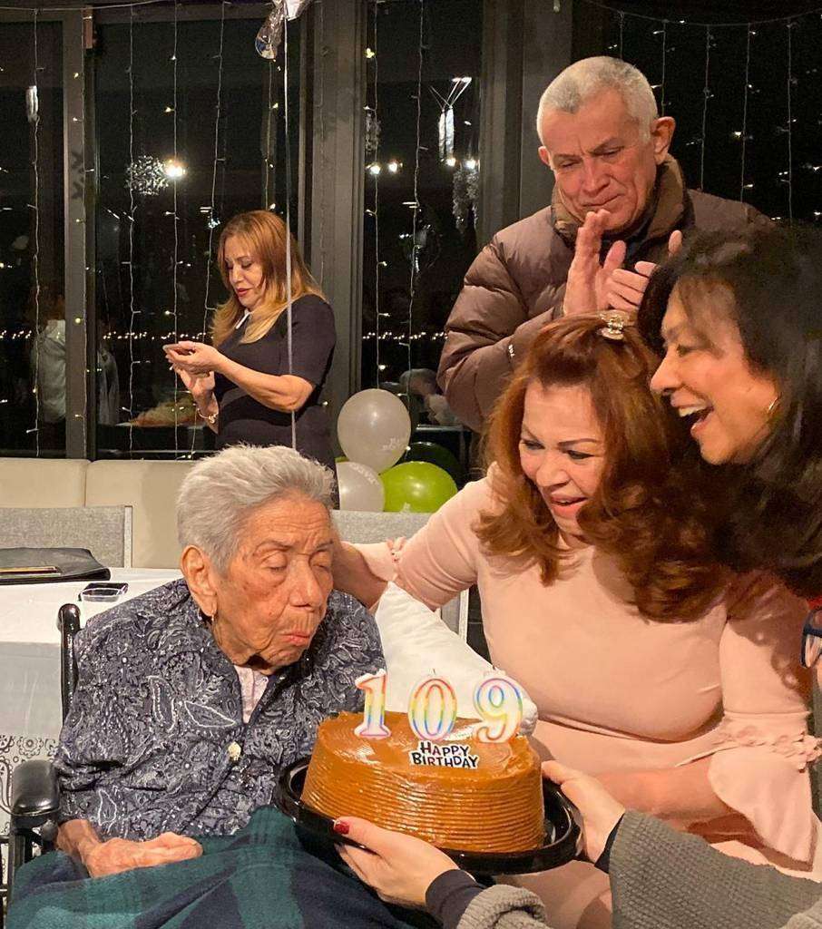 Josefina Lombana sopla las velas en su 109 cumpleaños, el último de su vida. (Cedida)