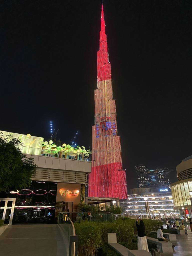 99 Sushi Bar Dubai con el espectacular telón del Burj Khalifa iluminado con la bandera de España el pasado 12 de octubre. (María Pirén Enciso)