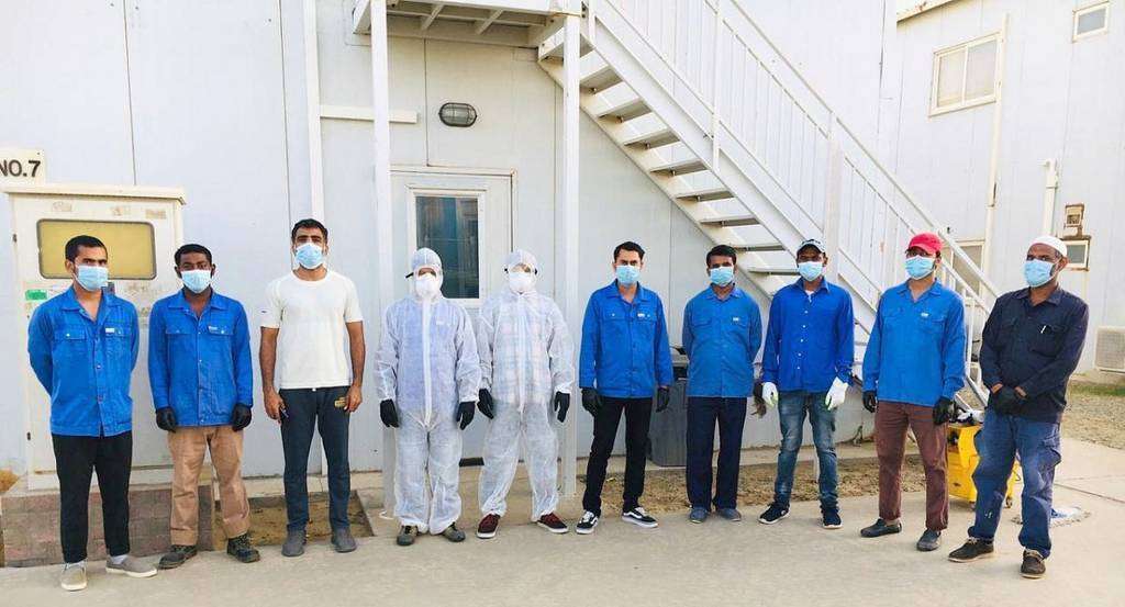 Equipo de desinfección de Como Arabia en el campamento de Jazam, situado en el desierto saudí. (EL CORREO)