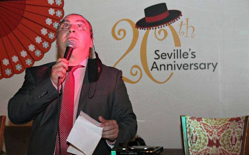 Emocionado recuerdo de Mariano Andrés a sus padres durante su intervención en el 20 aniversario del Seville's en Dubai. (EL CORREO)