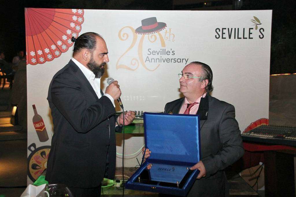 Arturo Manso -izquierda- se dirige a Mariano Andrés tras recibir su placa de reconocimiento. (EL CORREO)